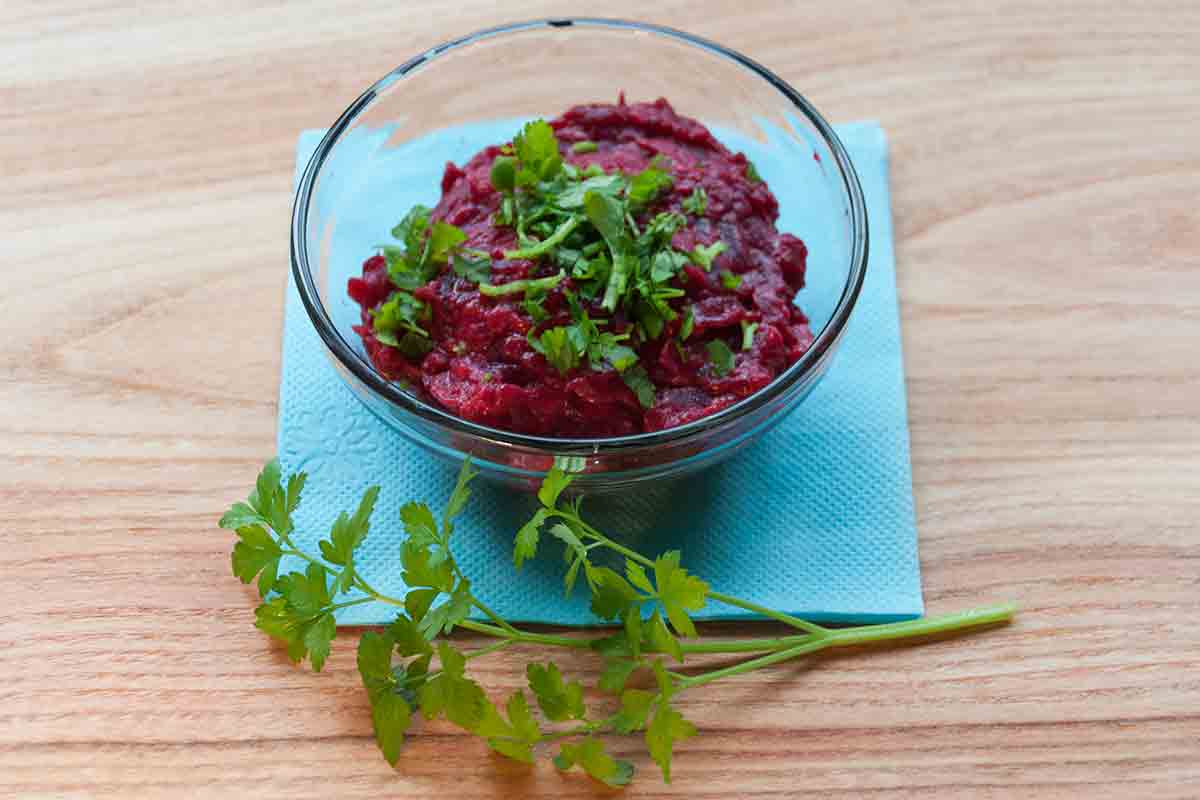 Салат из свеклы в медово-горчичной заправке